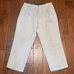 Van Heusen men's pleated khaki pants with cuffed hem size 38x32